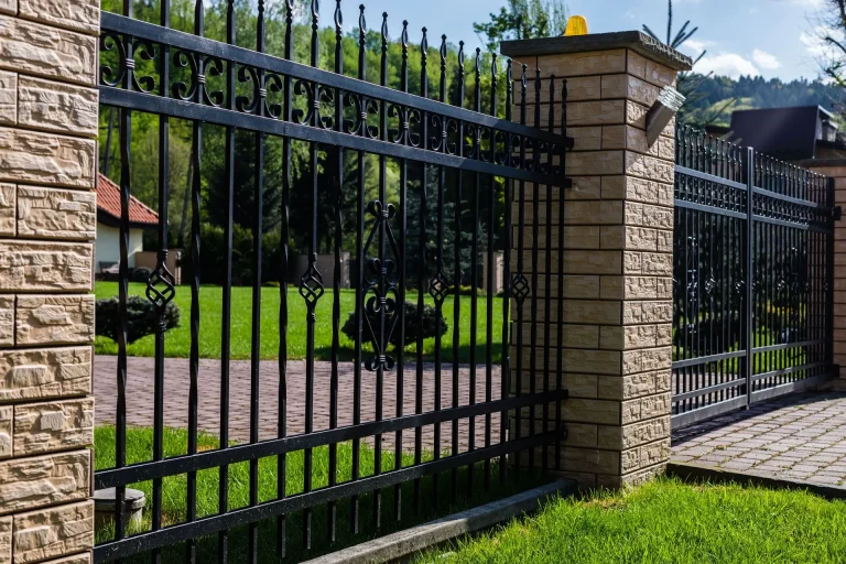 new tampa fence content home 02 95b6dec0 1920w 768x512